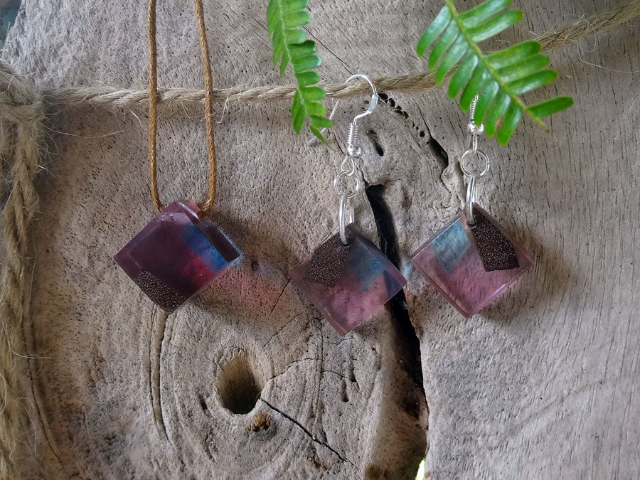 Set with earrings and pendant in driftwood and resin