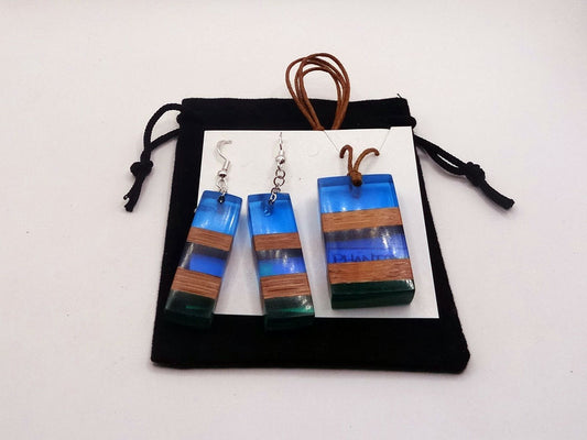 Set with earrings and pendant in driftwood and resin