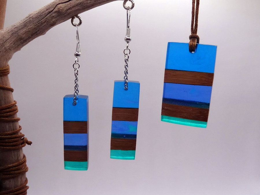 Set with earrings and pendant in driftwood and resin