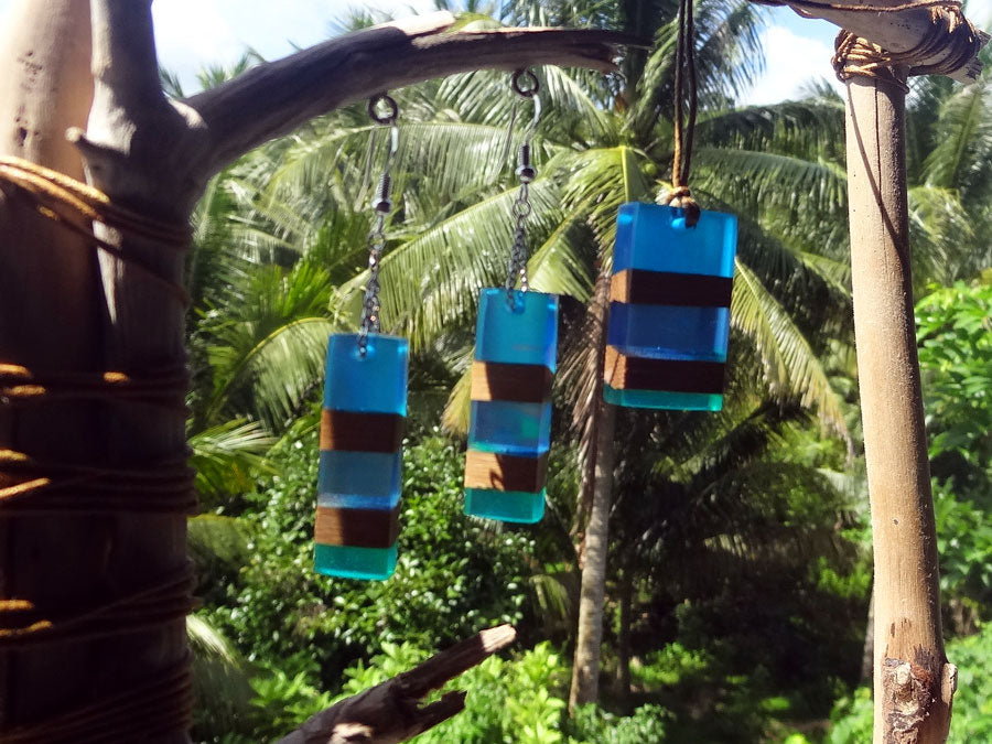 Set with earrings and pendant in driftwood and resin