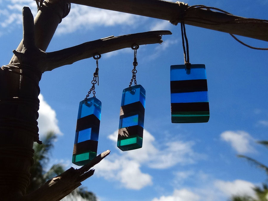 Set with earrings and pendant in driftwood and resin