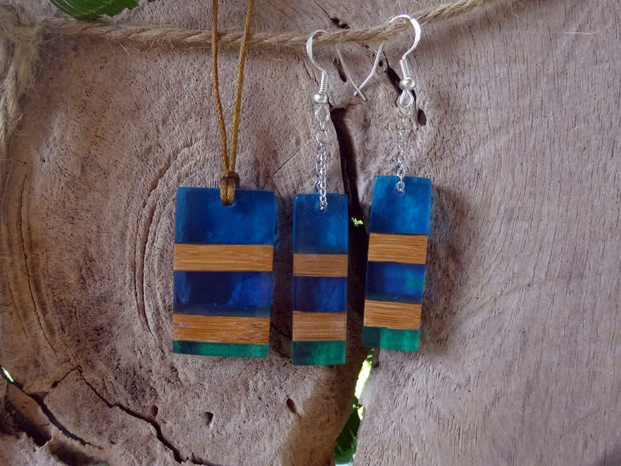 Set with earrings and pendant in driftwood and resin