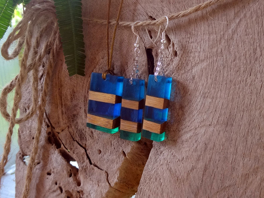 Set with earrings and pendant in driftwood and resin