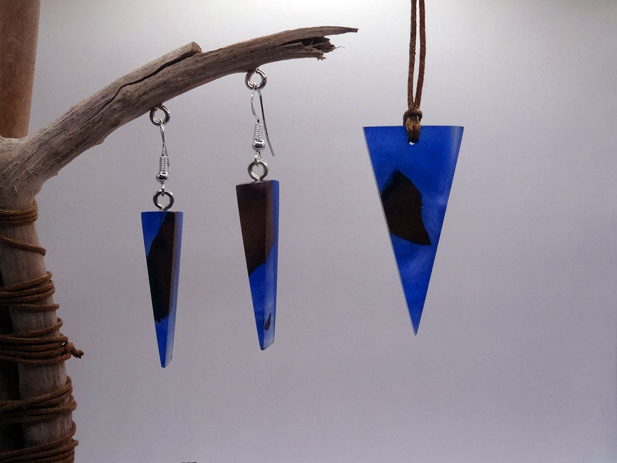 Set with earrings and pendant in driftwood and resin