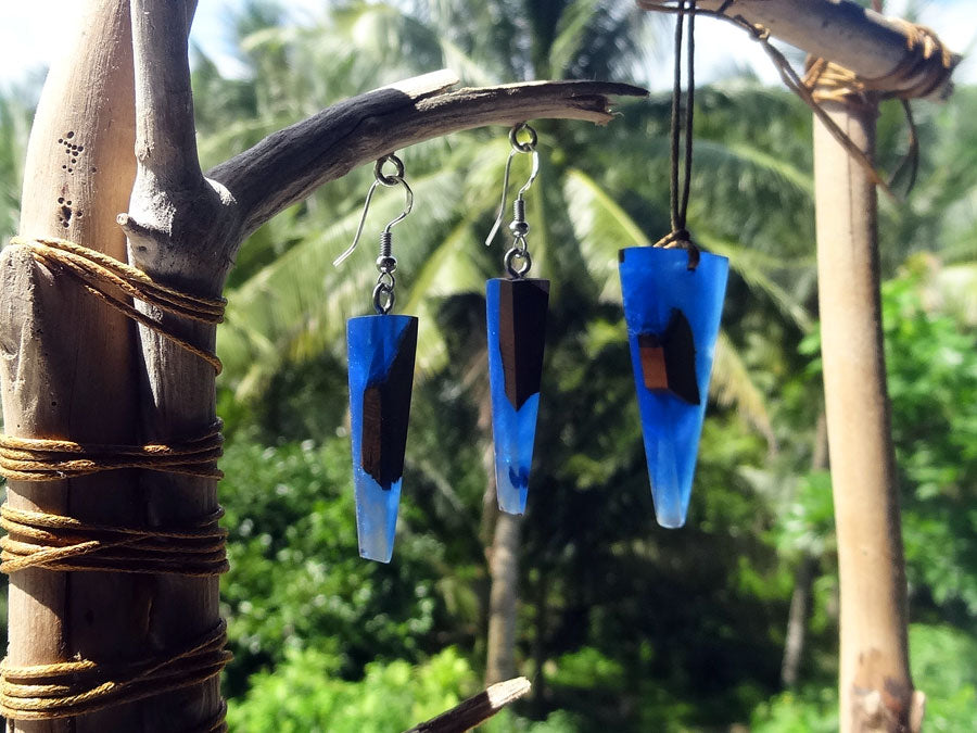 Set with earrings and pendant in driftwood and resin