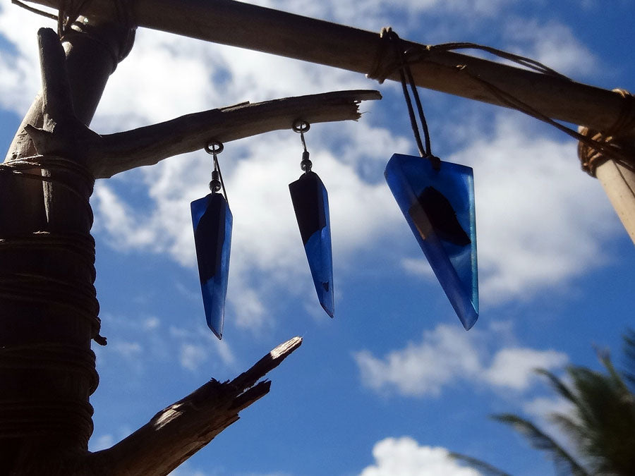 Set with earrings and pendant in driftwood and resin