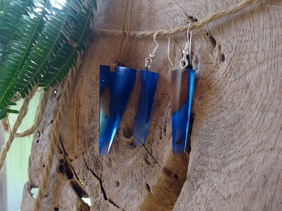 Set with earrings and pendant in driftwood and resin