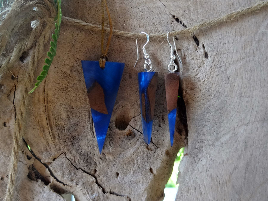 Set with earrings and pendant in driftwood and resin