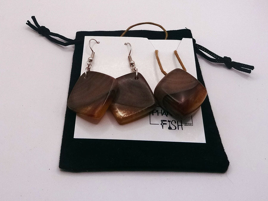 Set with earrings and pendant in driftwood and resin