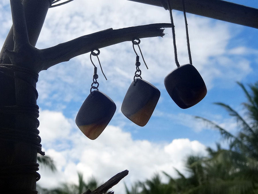 Set with earrings and pendant in driftwood and resin