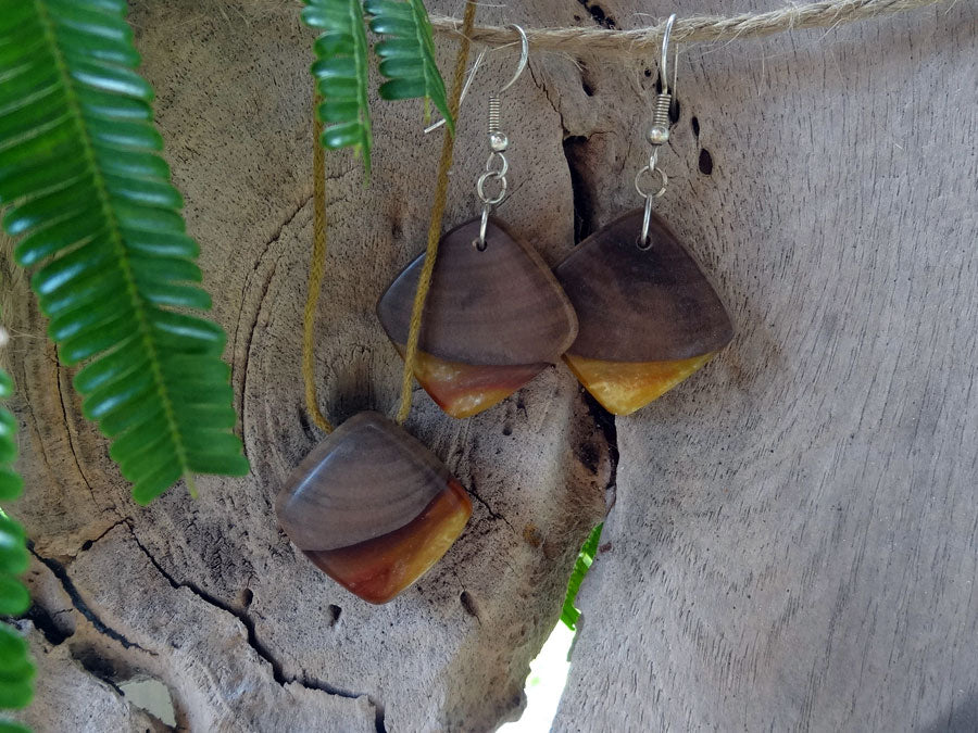 Set with earrings and pendant in driftwood and resin