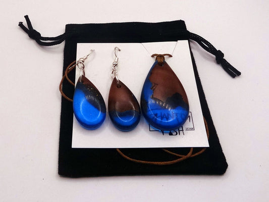 Set with earrings and pendant in driftwood and resin