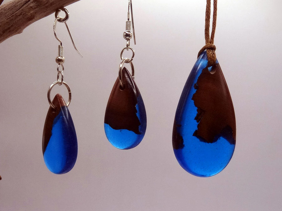 Set with earrings and pendant in driftwood and resin