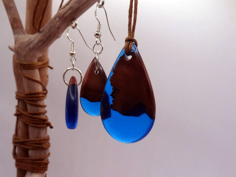 Set with earrings and pendant in driftwood and resin