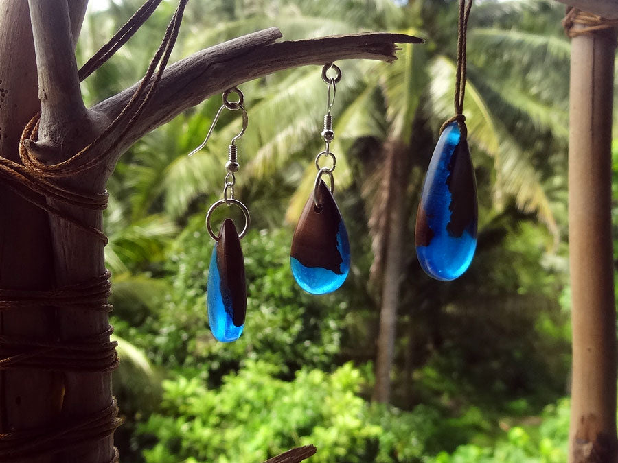 Set with earrings and pendant in driftwood and resin