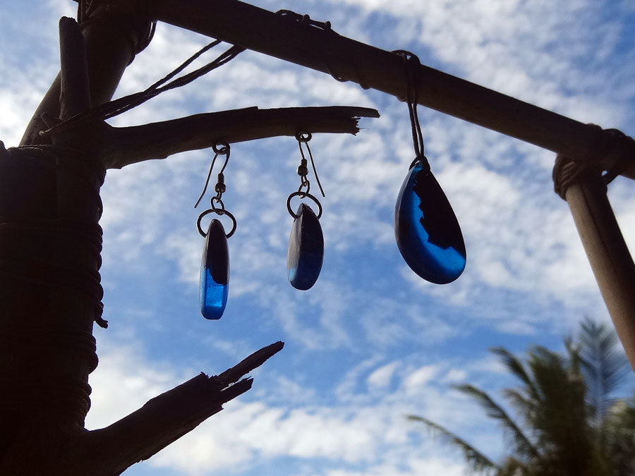 Set with earrings and pendant in driftwood and resin