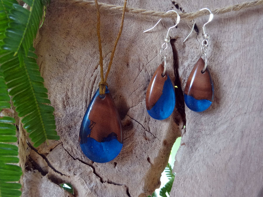 Set with earrings and pendant in driftwood and resin