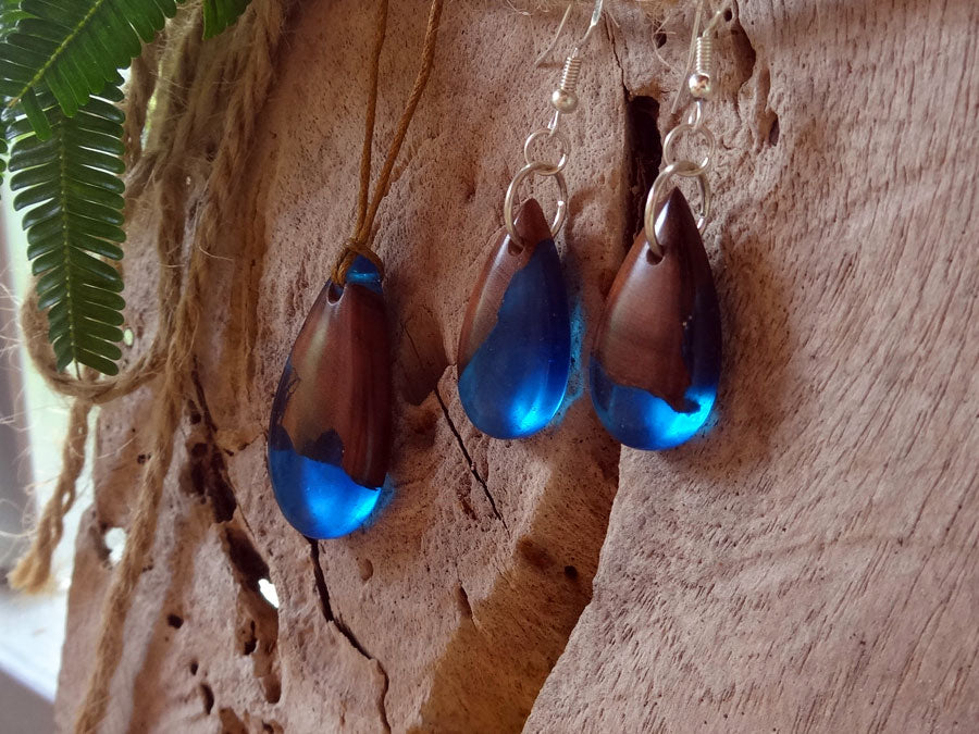 Set with earrings and pendant in driftwood and resin