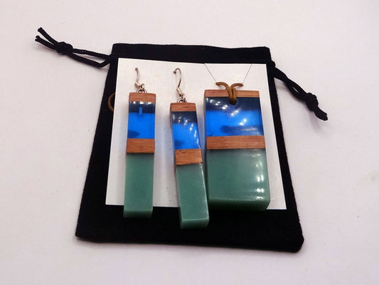 Set with earrings and pendant in driftwood and resin