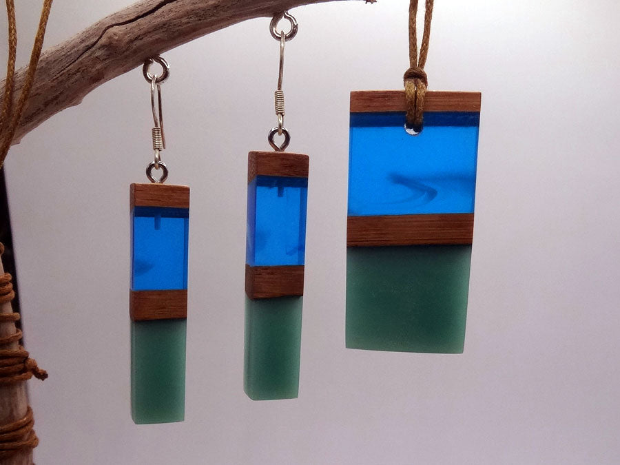 Set with earrings and pendant in driftwood and resin