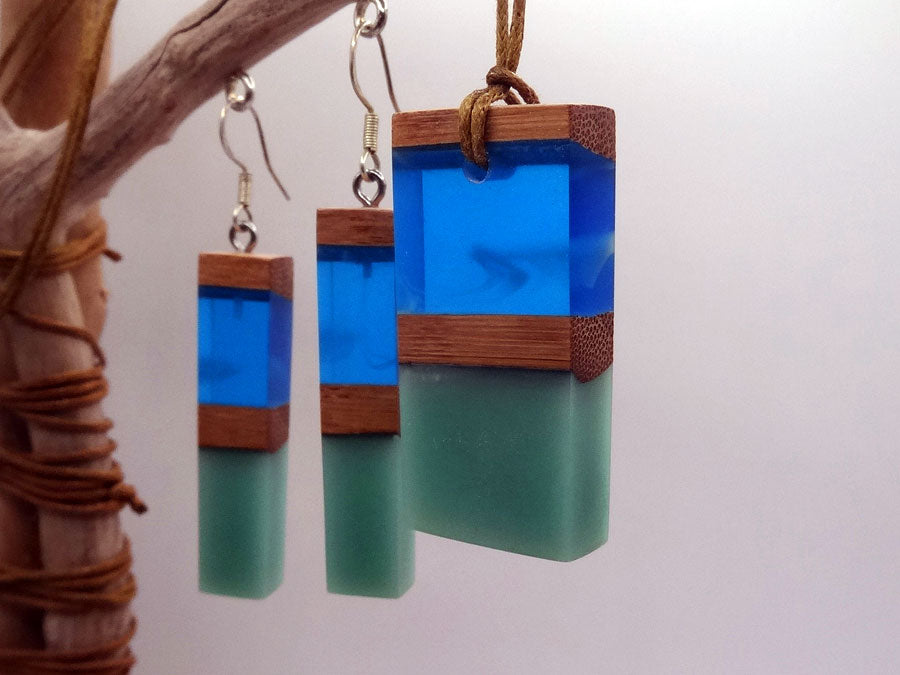 Set with earrings and pendant in driftwood and resin