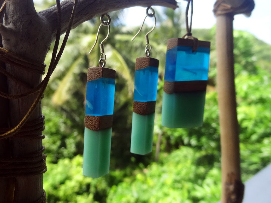 Set with earrings and pendant in driftwood and resin