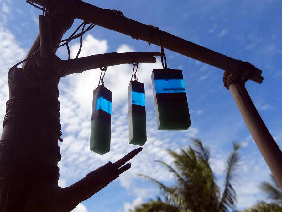 Set with earrings and pendant in driftwood and resin