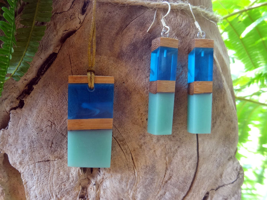 Set with earrings and pendant in driftwood and resin