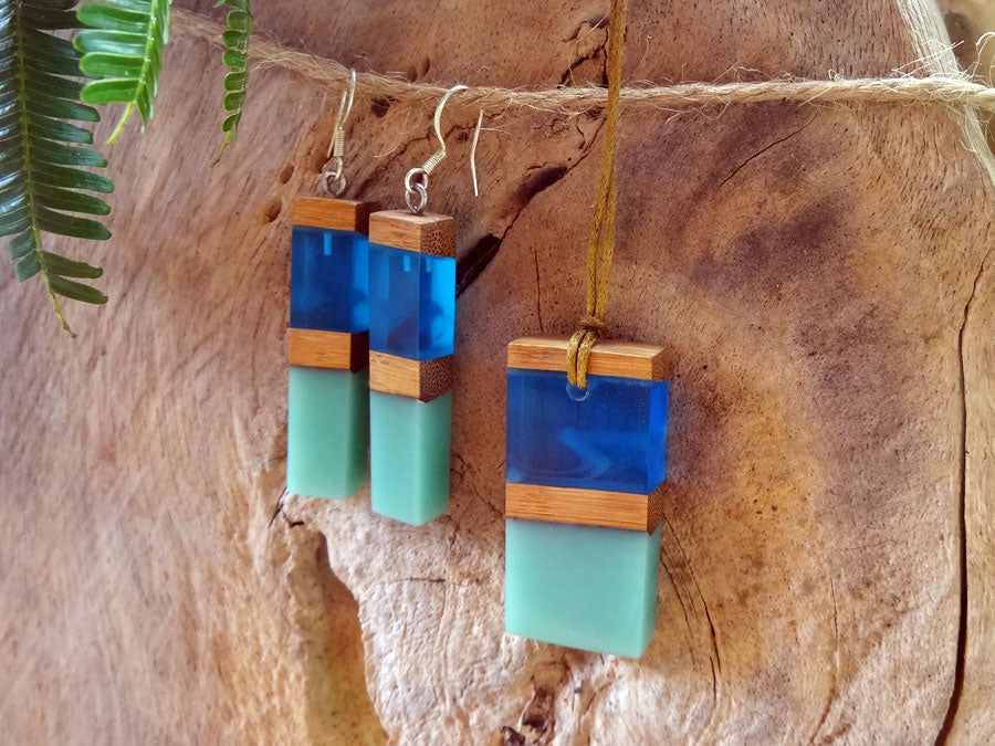 Set with earrings and pendant in driftwood and resin