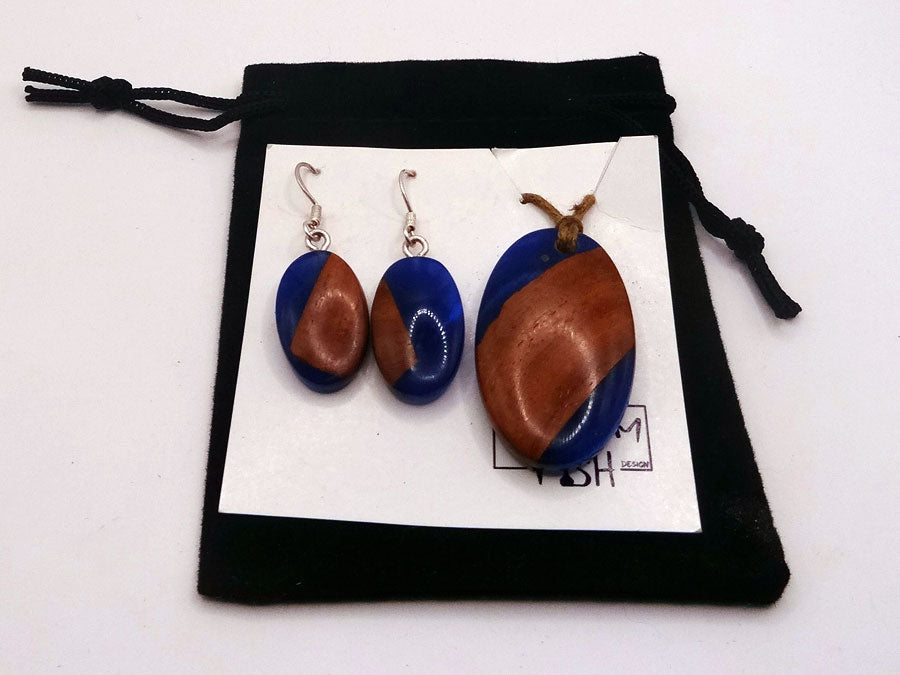 Set with earrings and pendant in driftwood and resin