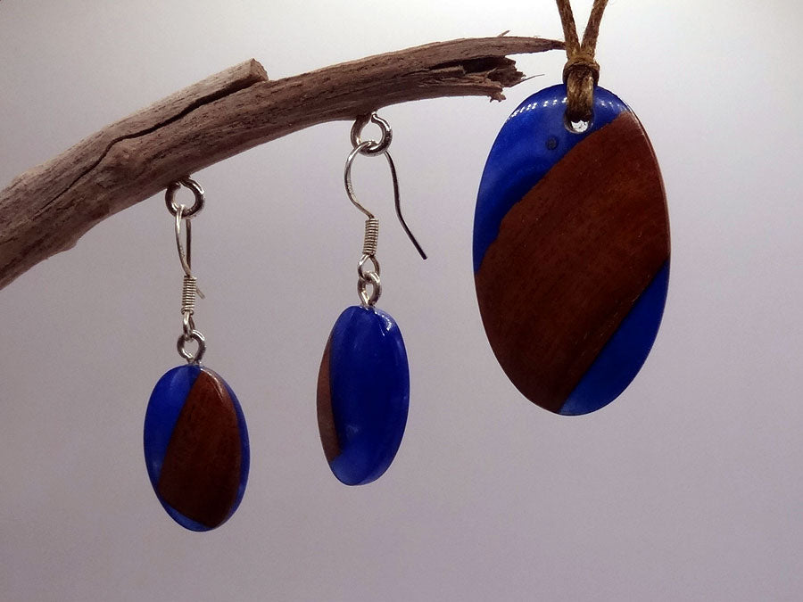 Set with earrings and pendant in driftwood and resin