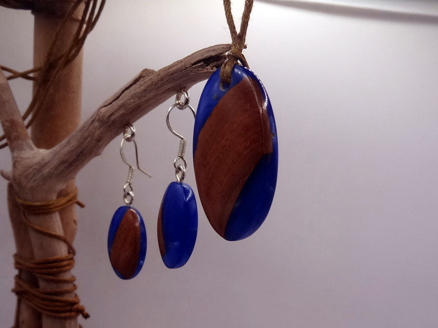 Set with earrings and pendant in driftwood and resin