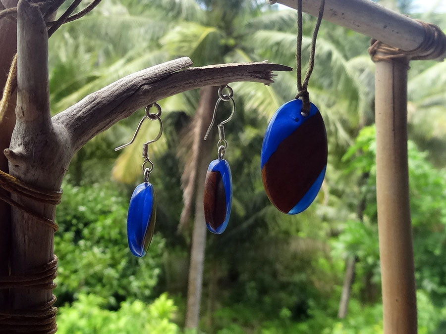 Set with earrings and pendant in driftwood and resin