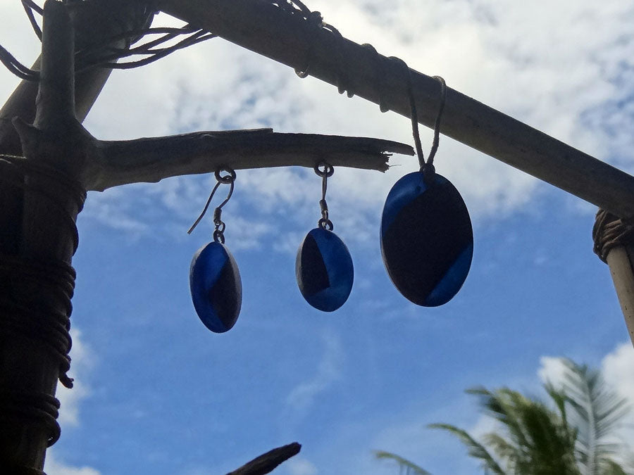 Set with earrings and pendant in driftwood and resin