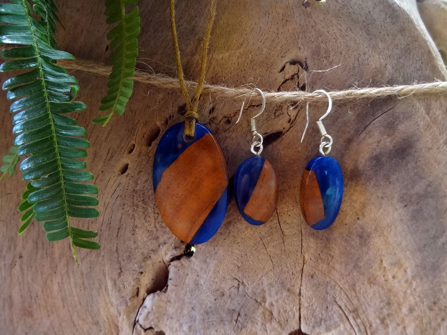 Set with earrings and pendant in driftwood and resin