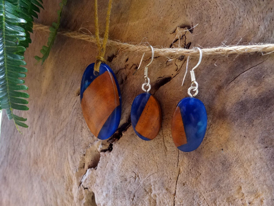 Set with earrings and pendant in driftwood and resin