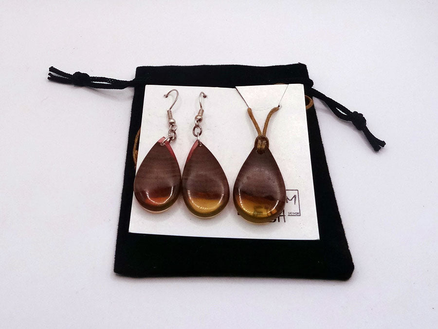 Set with earrings and pendant in driftwood and resin