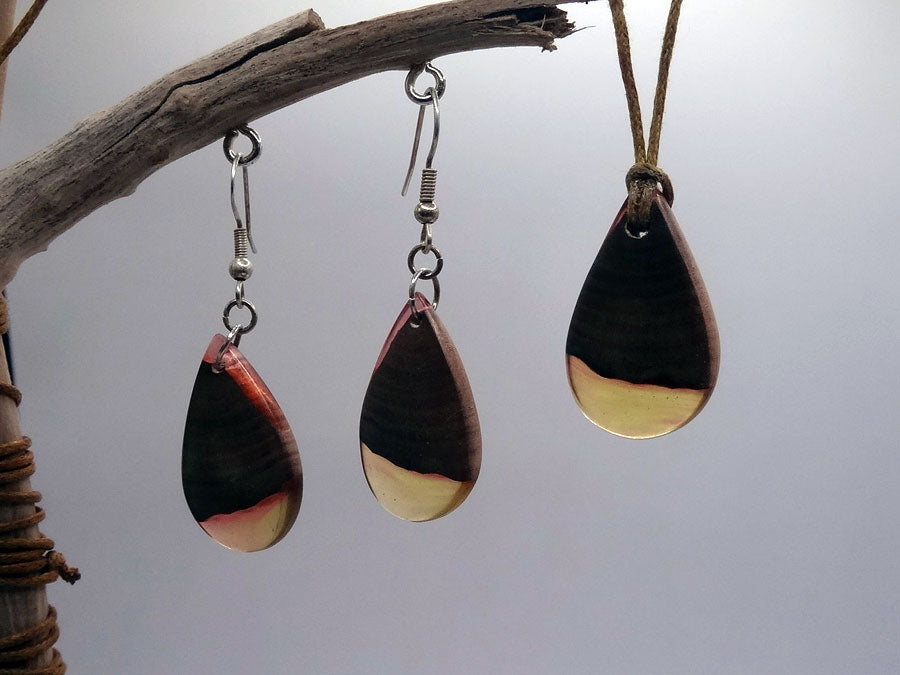 Set with earrings and pendant in driftwood and resin