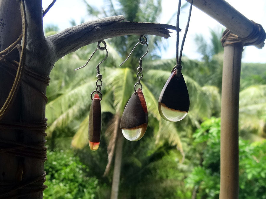 Set with earrings and pendant in driftwood and resin