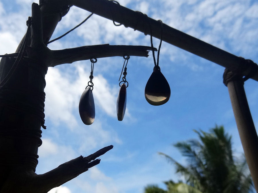 Set with earrings and pendant in driftwood and resin