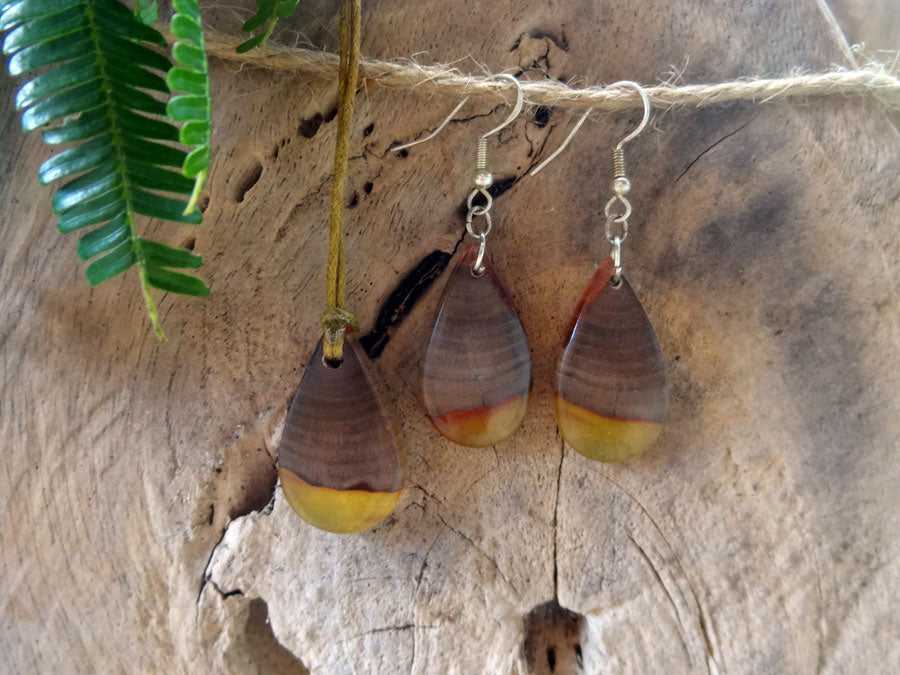 Set with earrings and pendant in driftwood and resin