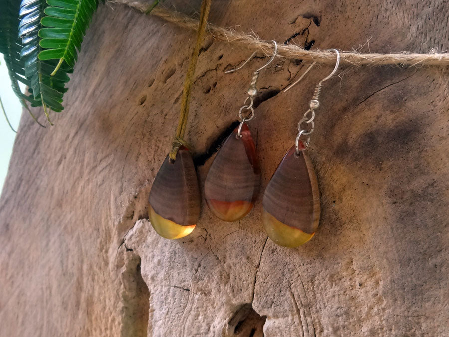 Set with earrings and pendant in driftwood and resin