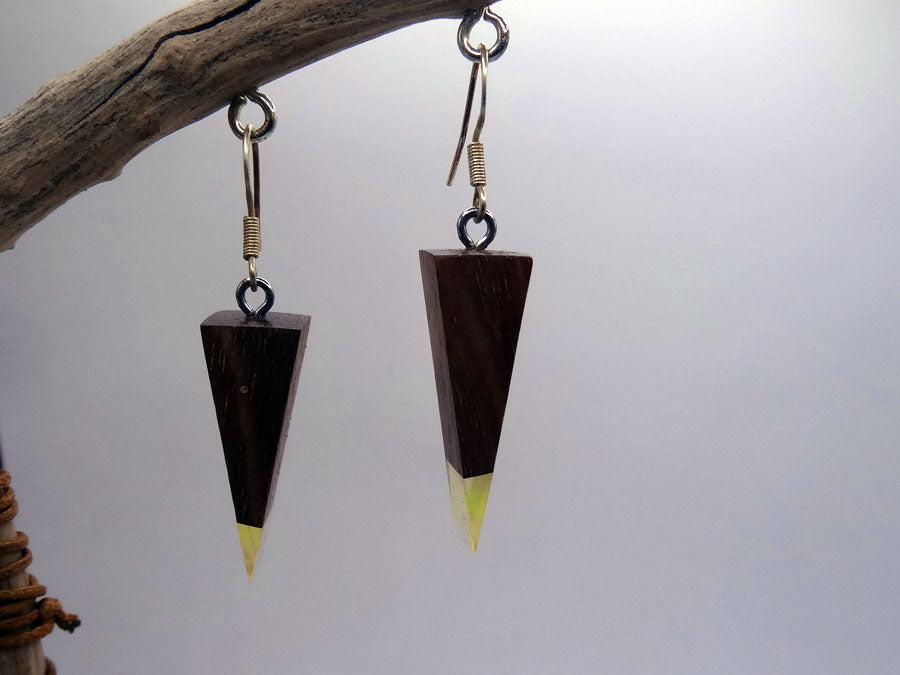 Set of earrings in driftwood and resin