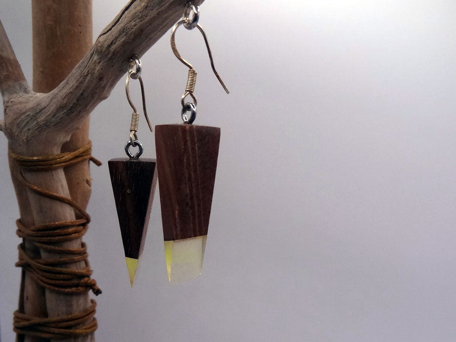 Set of earrings in driftwood and resin