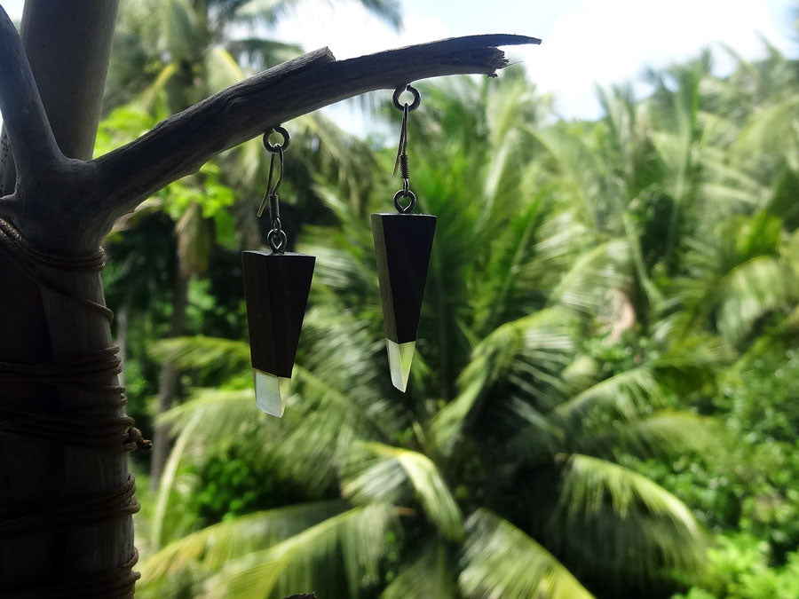 Set of earrings in driftwood and resin