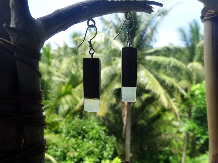 Set of earrings in driftwood and resin