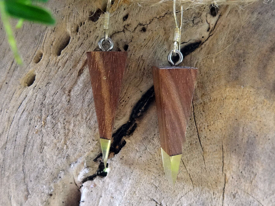 Set of earrings in driftwood and resin