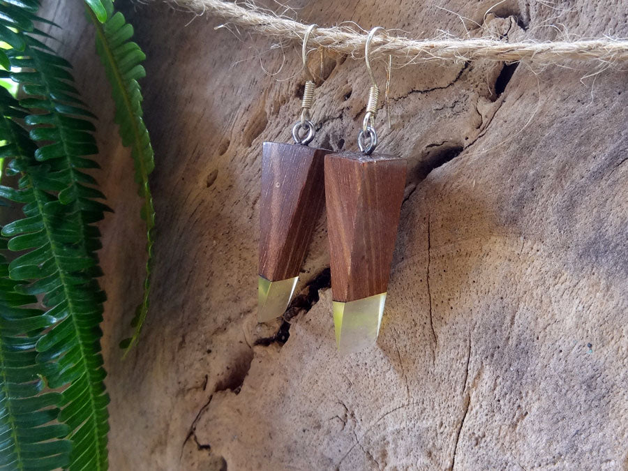 Set of earrings in driftwood and resin