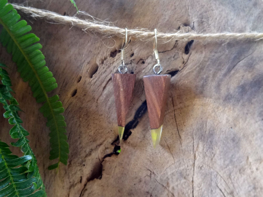 Set of earrings in driftwood and resin