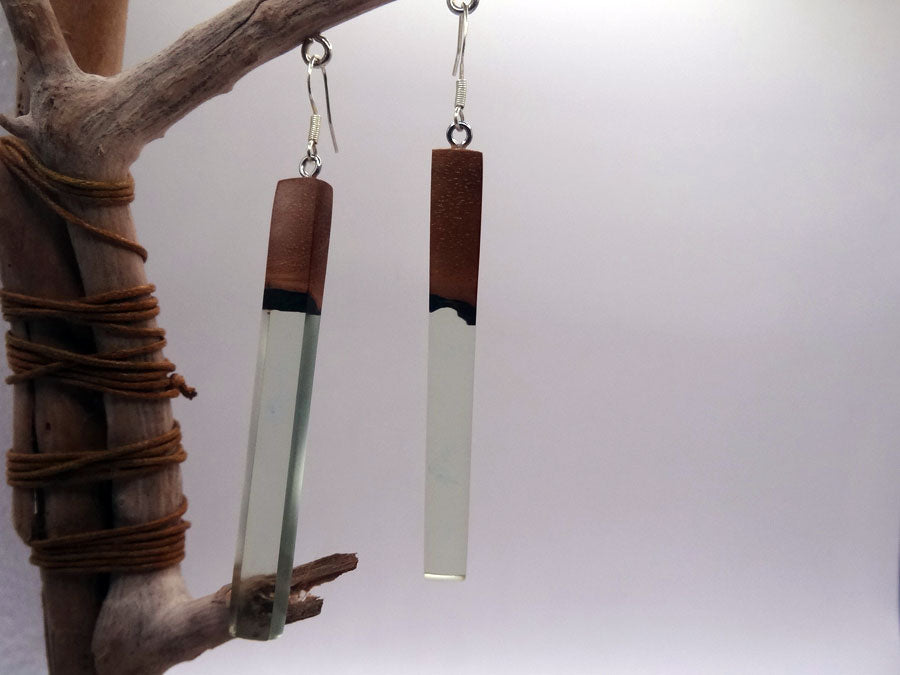 Set of earrings in driftwood and resin